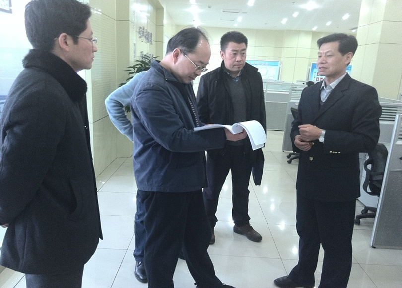 图为西安铁路监管局在太原铁路局12306客服中心了解掌握旅客服务需求受理情况。