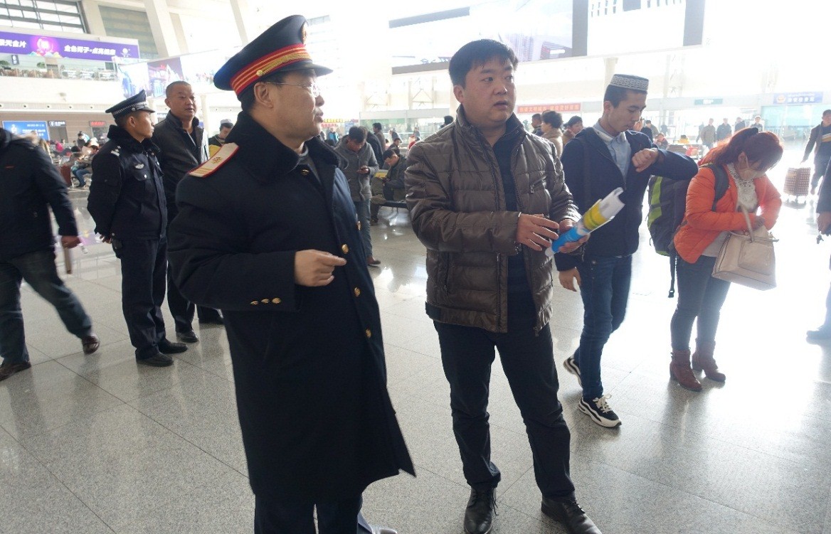 图为兰州铁路监管局在西宁车站检查旅客乘降组织情况。