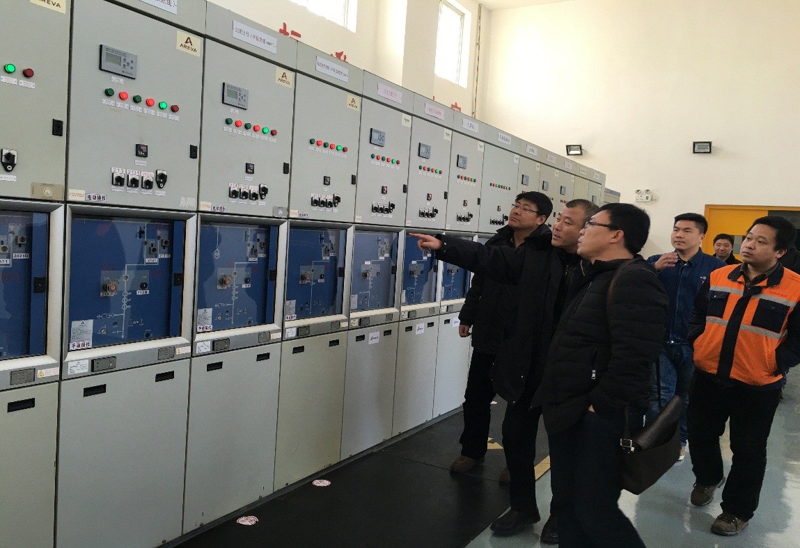 图为沈阳铁路监管局在沈阳供电段检查供电设备运转情况。