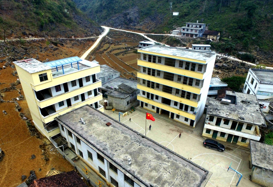 广西大化瑶族自治县板升乡弄勇小学改造一新的校园（2月21日摄）。记者从广西壮族自治区教育厅获悉，“十三五”期间广西将向54个扶贫开发工作重点县精准投入约550亿元教育资金，帮助这些贫困地区发展教育，以实现“成才一个脱贫一家”目标。新华社记者 黄孝邦 摄