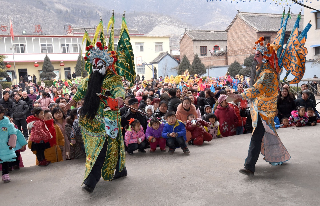 2月21日，在河北省邯郸市涉县弹音村，演员在表演赛戏《邯郸之战》。2月21日至23日，河北省邯郸市涉县上清凉村、弹音村等地举行赛戏表演，欢欢喜喜闹元宵。赛戏是一种曾流传于山西、河北、内蒙古、陕西等地的古老剧种，融民间祭祀与地方戏曲于一体。2008年赛戏入选第二批国家级非物质文化遗产名录，在戏曲界有“活化石”之称。新华社发（郝群英 摄）
