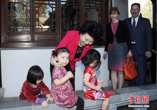 参加游园会的中国国务院侨务办公室主任裘援平问候游园的小朋友。(毛建军 摄)