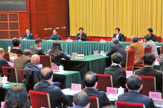 昨日，云南省推进文艺繁荣发展座谈会在昆明召开。黄喆春 李秋明 摄