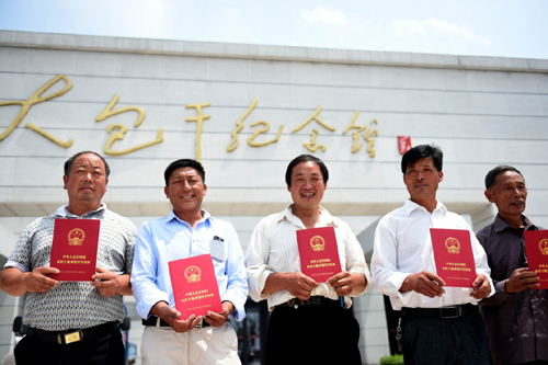 安徽凤阳县小岗村农民展示领到的《农村土地承包经营权证》（2015年7月8日摄）。当日，安徽省农村土地承包经营权确权登记首批颁证启动仪式在中国农村“大包干”发源地——安徽凤阳县小岗村举行，10多户村民领到了《农村土地承包经营权证》，这份“户口”将进一步完善农民对承包地占有、使用、收益、流转及承包经营权抵押、担保等权利。协调是持续健康发展的内在要求。中共中央关于制定国民经济和社会发展第十三个五年规划的建议指出，必须牢牢把握中国特色社会主义事业总体布局，正确处理发展中的重大关系，重点促进城乡区域协调发展，促进经济社会协调发展，促进新型工业化、信息化、城镇化、农业现代化同步发展，在增强国家硬实力的同时注重提升国家软实力，不断增强发展整体性。