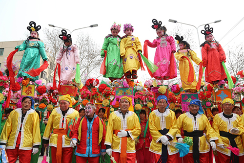 2月23日，河南省温县赵堡镇赵堡村民间艺人在街头巡演“背桩行水”。