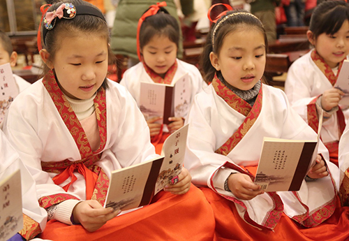 2月23日，秦皇岛市玉峰南里社区小朋友在诵读《弟子规》。当日，河北秦皇岛市玉峰南里社区组织社区儿童开展以“学习国学经典 传承传统文化”为主题的诵读活动，让孩子们通过诵读经典著作，感受国学经典，弘扬中华传统文化。