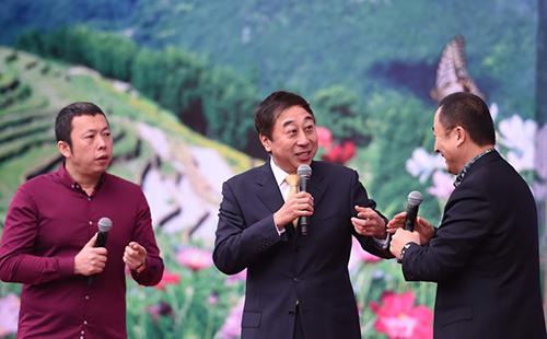 2月23日，中国广播艺术团的冯巩（中）等表演相声《为永泰放歌》。当日，“我们的中国梦——文化进万家”活动走进福建永泰，中国广播艺术团文艺工作者为永泰人民献上一场精心编排的综艺文化惠民演出，把文化服务、文化活动送到基层一线。
