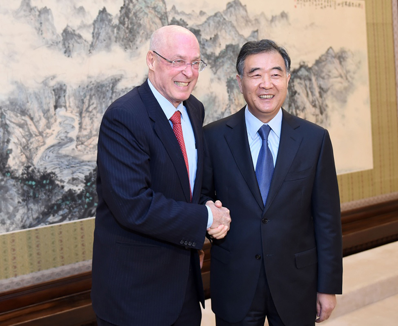2月23日，国务院副总理汪洋在北京中南海紫光阁会见美国保尔森基金会主席、前财政部长亨利·保尔森。