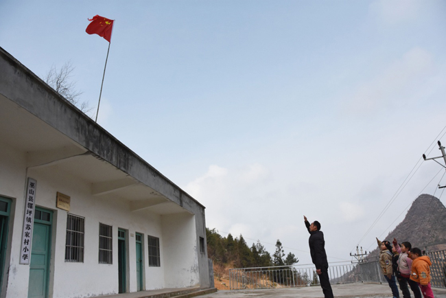2月24日，陶朝雷老师带领学生们向国旗敬礼。