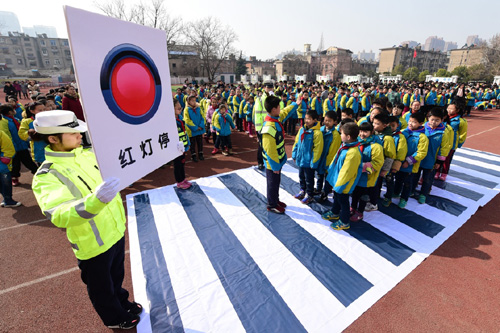 2月25日，学生们现场模拟过马路。当日，为培养孩子们文明出行的交通安全意识，安徽省合肥市铜陵路街道联合合肥交警支队，在辖区蚌埠路第三小学开展“文明行走 交通安全进校园”主题活动。活动通过教授学生们识别交通标识、现场“模拟”过斑马线和模拟当小交警等多种寓教于乐的形式，让孩子们了解交通安全知识，增强交通安全意识和自我保护能力。