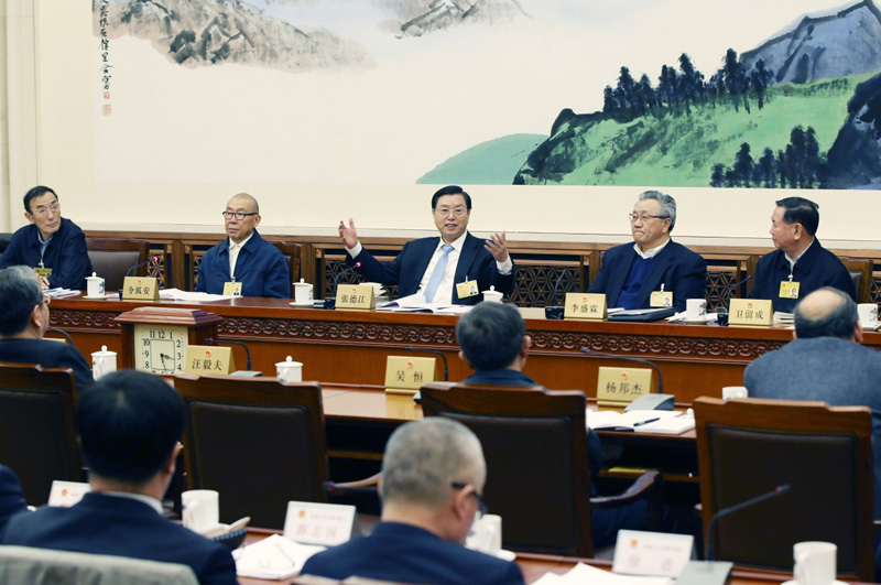 2月25日，十二届全国人大常委会第十九次会议分组审议拟提请十二届全国人大四次会议审议的全国人大常委会工作报告稿。张德江委员长参加审议。