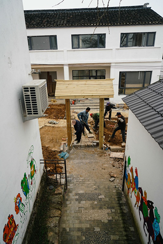 在江苏省苏州市吴中区东山镇杨湾村所属的自然村西巷村，工人在建设主题民宿（2月19日摄）。西巷村原本是一个闭塞落后的小村庄。2013年起，村委会深挖生态、文化内涵，邀请台湾乡村改造团队参与规划打造青蛙主题生态村，建设具有文化创意的主题民宿，带领村民致富。