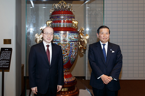 2月25日，在纽约联合国总部，中国常驻联合国代表刘结一（左）和联合国艺术品委员会主席、副秘书长高须幸雄与“和平尊”合影。联合国25日将习近平主席代表中国政府赠送联合国的“和平尊”正式安放在联合国总部。