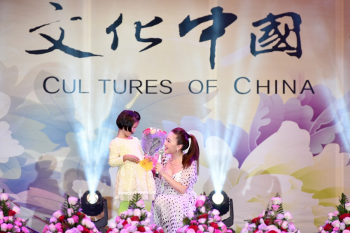 2月28日，在肯尼亚内罗毕，歌唱演员王倩（右）与登台献花的小姑娘互动。新华社记者 孙瑞博 摄