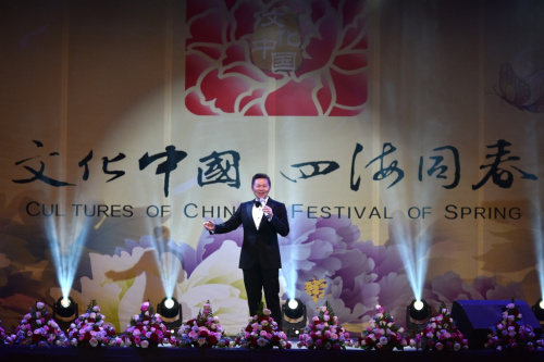 2月28日，在肯尼亚内罗毕，歌唱家王宏伟为当地华侨华人演唱歌曲《儿行千里》。当日，由中国国务院侨务办公室和中国海外交流协会联合主办的“文化中国·四海同春”慰侨文艺演出在肯尼亚首都内罗毕举行。这是“文化中国·四海同春”艺术团非洲慰问演出的最后一站，此前艺术团已经分别为南非和尼日利亚的华侨华人送上精彩的演出。新华社记者 孙瑞博 摄
