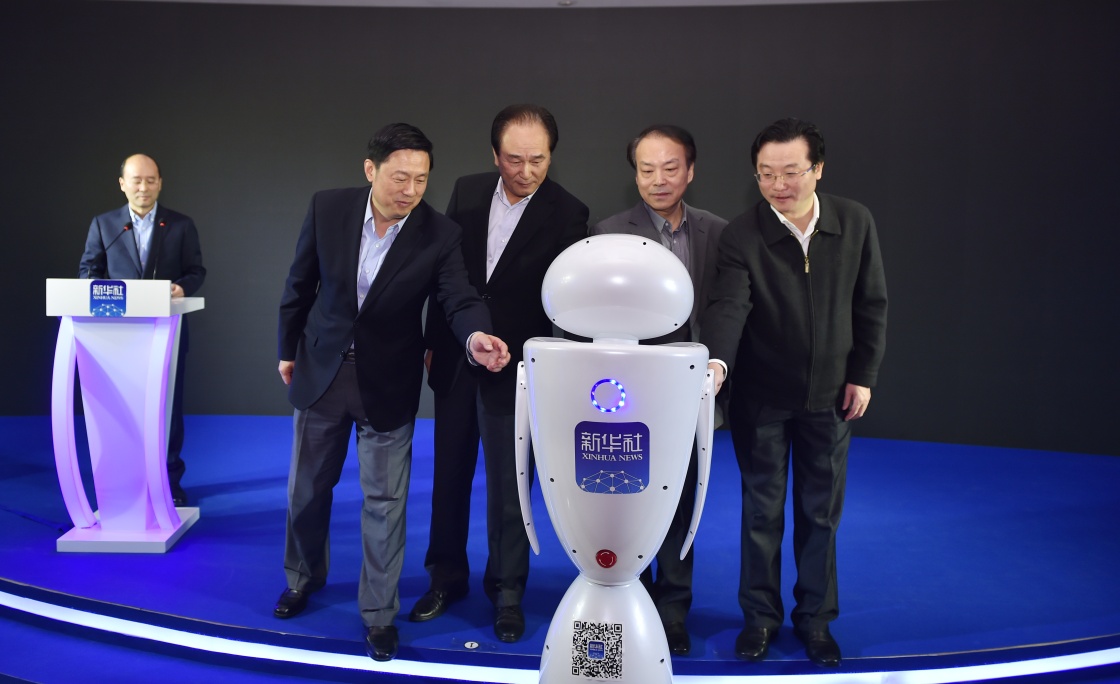 2月29日，新华社客户端3.0版发布会在北京举行。这是新华通讯社社长蔡名照（右三）、新华通讯社总编辑何平（右二）、国务院新闻办公室副主任郭卫民（前左一）、人民日报社秘书长王一彪（右一）共同启动新华社客户端3.0版。新华社记者 李鑫 摄