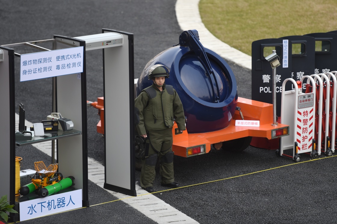 水下机器人、半挂式防爆桶等安保装备在G20杭州峰会安保装备发放仪式现场展示（2月29日摄）。2月29日，浙江省公安厅在杭州市公安局特警支队举行G20杭州峰会安保装备发放仪式，为杭州及环杭州区域公安机关发放一批价值500余万元、总计3000余件安保装备。新华社记者 黄宗治 摄