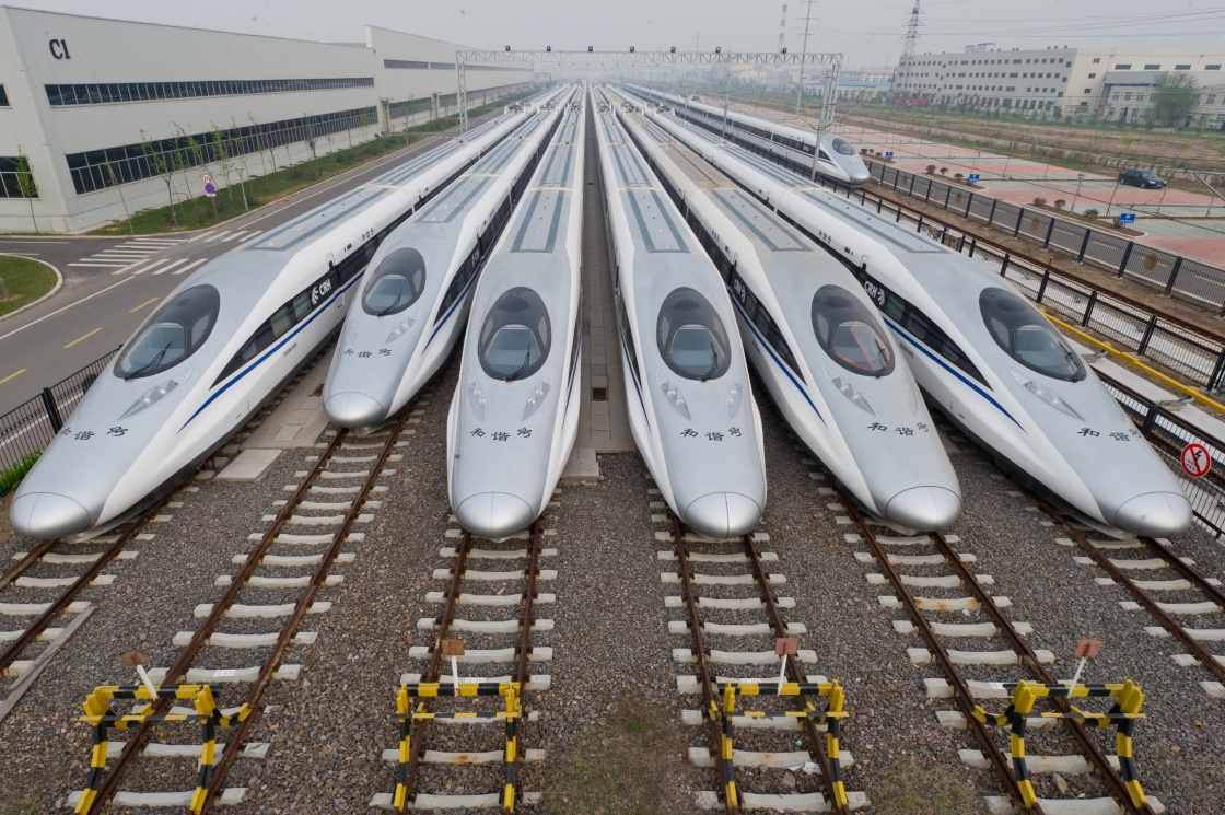 CRH380A高速动车组在中车四方院内整装待发（资料照片）。最初引进动车组时，中车青岛四方机车车辆股份有限公司下定决心，不仅要引进消化国外高铁技术，更要自主创新中国高铁技术，培育企业的自主创新能力。从“追赶”到“领跑”，中车四方打造出一张张中国高铁的“金名片”。刚刚在上海闭幕的二十国集团财长和央行行长会议上，中国经济前景成为讨论热点。国际货币基金组织总裁拉加德认为，中国正通过加快结构性改革，重塑一个更具包容性、更可持续的中国经济。全国两会即将召开，世界的目光将再次聚焦中国。在转型升级的历史关口，分析战略机遇，研判形势任务，完全可以相信，中国将向世界传递出有条件、有能力保持经济健康稳定增长，如期实现全面建成小康社会目标的坚定信心。新华社发