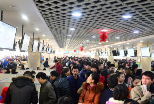 这是3月1日拍摄的长春市大型综合人才招聘会现场。当日，长春市3月首场大型综合人才招聘会在长春市人才市场举行，280多家企业参加此次招聘会，提供岗位9000余个。据悉，长春市本月将连续举办19场招聘会，主要面向高校应届毕业生、进城务工人员等。新华社记者 林宏 摄