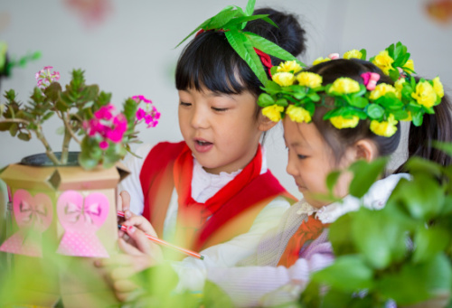 3月1日，内蒙古呼和浩特市玉泉区通顺街小学的学生在装饰个性花盆。当日是呼和浩特中小学正式开学第一天，呼和浩特市玉泉区通顺街小学开展“开学第一课、绿色植物扮靓教室”主题活动，师生们在干燥的春季用绿植装扮教室，让绿意洋溢在课堂之上。新华社发 丁根厚 摄