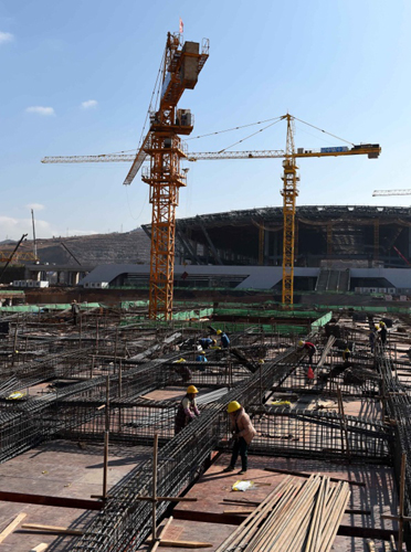 3月1日，建筑工人在昆明火车南站工地上施工。新华社记者 蔺以光 摄