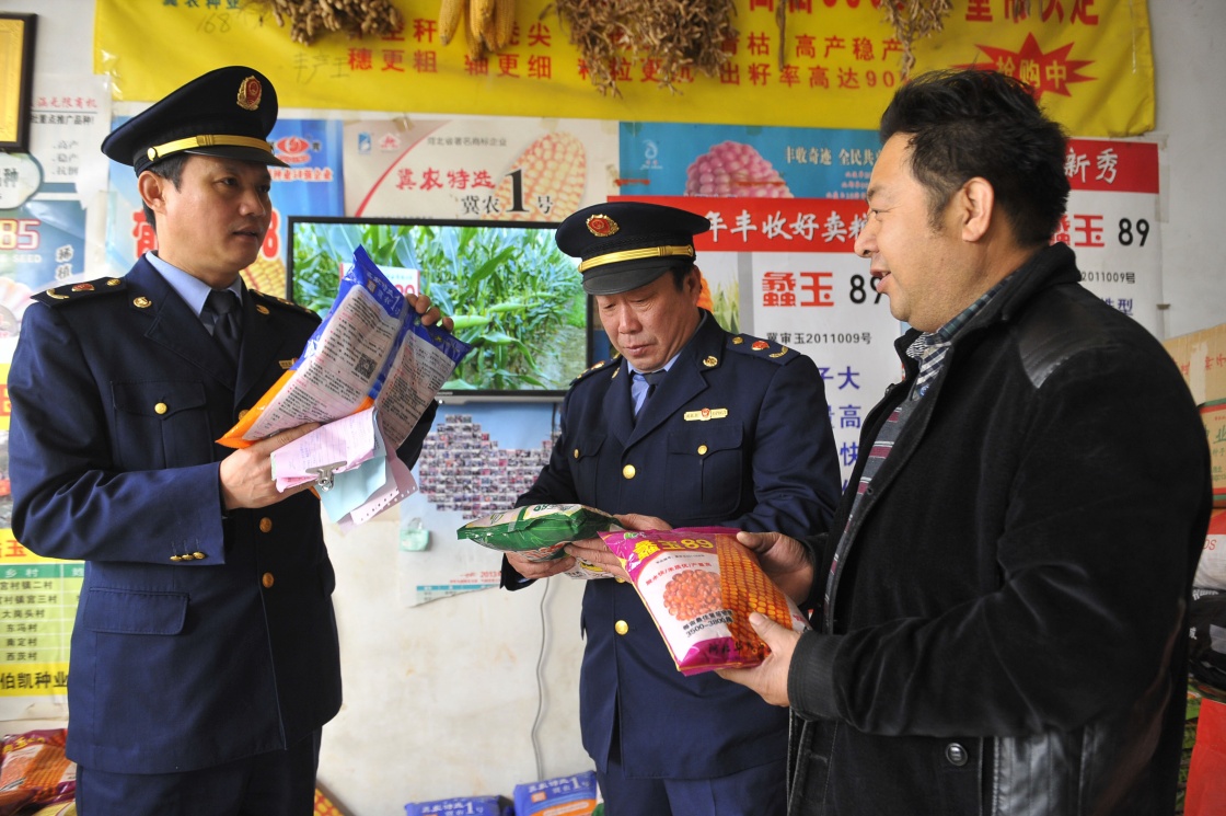 3月3日，固安县工商局执法人员在该县宫村镇宫村一家农资商店检查种子。眼下正值春耕春播，河北固安县工商局成立农资联合执法队，开展春耕农资专项检查行动，组织执法人员对辖区内种子和化肥等春耕农资进行拉网式检查，确保农民买到放心农资。新华社记者 鲁鹏 摄