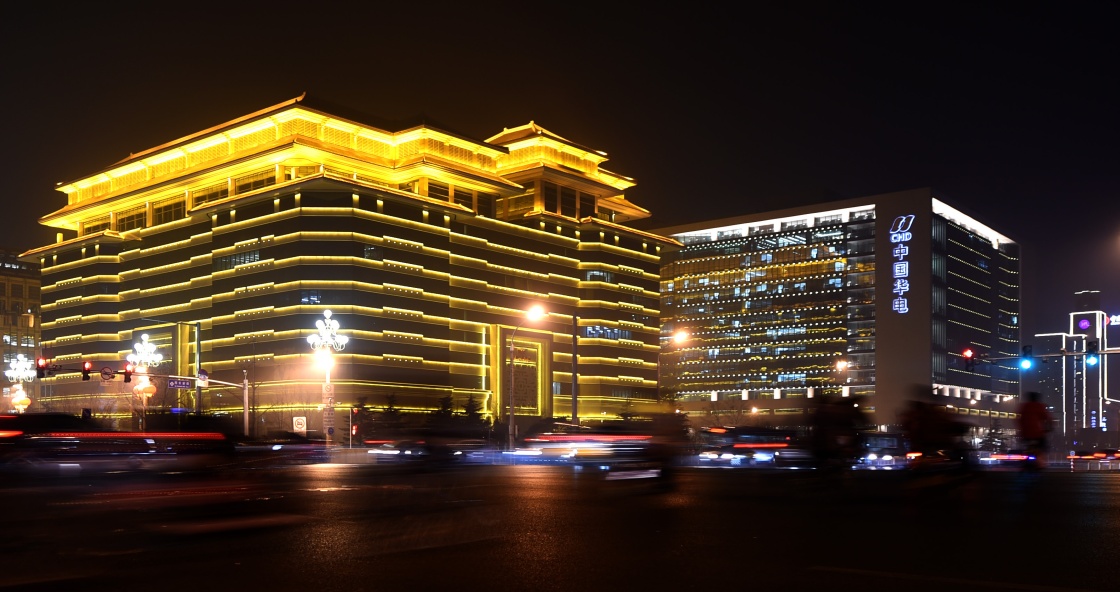 这是3月3日拍摄的长安街西单路口夜景。据北京市市政市容管理委员会印发的《关于全国两会期间开启城市照明设施的通知》，3月3日至3月6日每晚18时25分至23时，天安门广场、长安街及其延长线两侧各建筑物和市政设施，按照重大节日标准开启景观照明设施。新华社记者 潘昱龙 摄