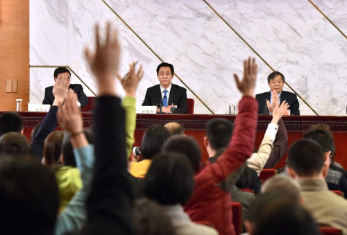 3月6日，全国政协十二届四次会议在北京人民大会堂新闻发布厅召开记者会，邀请全国政协委员厉以宁、陈锡文、易纲、常振明、许家印就“十三五”经济发展问题回答记者提问。这是记者在会上举手提问。新华社记者 李涛 摄