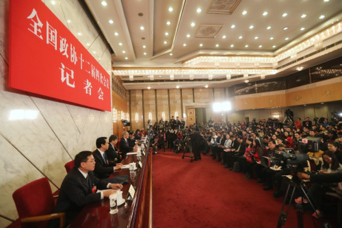 3月6日，全国政协十二届四次会议在北京人民大会堂新闻发布厅召开记者会，邀请全国政协委员厉以宁、陈锡文、易纲、常振明、许家印就“十三五”经济发展问题回答记者提问。新华社记者 邢广利 摄
