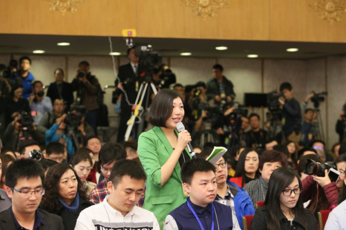  3月6日，全国政协十二届四次会议在北京人民大会堂新闻发布厅召开记者会，邀请全国政协委员厉以宁、陈锡文、易纲、常振明、许家印就“十三五”经济发展问题回答记者提问。这是光明日报记者在会上提问。新华社记者 陈君清 摄