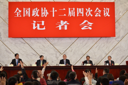 3月6日，全国政协十二届四次会议在北京人民大会堂新闻发布厅召开记者会，邀请全国政协委员厉以宁、陈锡文、易纲、常振明、许家印就“十三五”经济发展问题回答记者提问。新华社记者 李鑫 摄