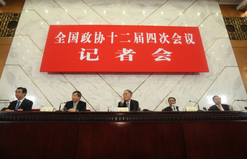 3月6日，全国政协十二届四次会议在北京人民大会堂新闻发布厅召开记者会，邀请全国政协委员厉以宁、陈锡文、易纲、常振明、许家印就“十三五”经济发展问题回答记者提问。新华社记者 陈君清 摄