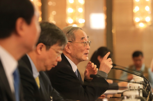 3月6日，全国政协十二届四次会议在北京人民大会堂新闻发布厅召开记者会，邀请全国政协委员厉以宁、陈锡文、易纲、常振明、许家印就“十三五”经济发展问题回答记者提问。这是厉以宁委员在回答记者提问。 新华社记者 邢广利 摄