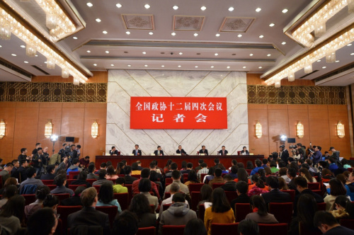 3月6日，全国政协十二届四次会议在北京人民大会堂新闻发布厅召开记者会，邀请全国政协委员厉以宁、陈锡文、易纲、常振明、许家印就“十三五”经济发展问题回答记者提问。新华社记者 李鑫 摄