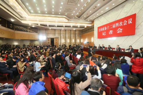 3月6日，全国政协十二届四次会议在北京人民大会堂新闻发布厅召开记者会，邀请全国政协委员厉以宁、陈锡文、易纲、常振明、许家印就“十三五”经济发展问题回答记者提问。新华社记者 陈君清 摄