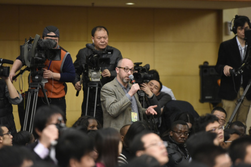 3月6日，十二届全国人大四次会议新闻中心举行记者会，邀请国家发展和改革委员会主任徐绍史就“经济社会发展情况和‘十三五’规划《纲要》”的相关问题回答中外记者的提问。这是记者在发布会上提问。新华社记者 陈益宸 摄