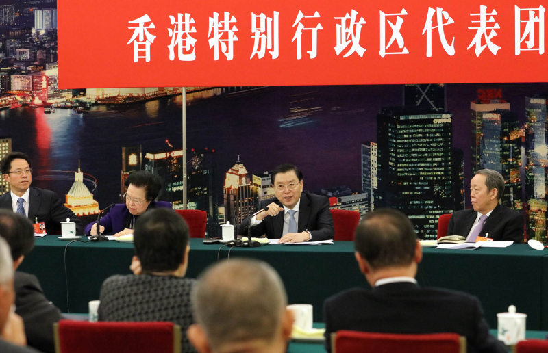 3月6日，中共中央政治局常委、全国人大常委会委员长张德江参加十二届全国人大四次会议香港代表团的审议。新华社记者 刘卫兵 摄