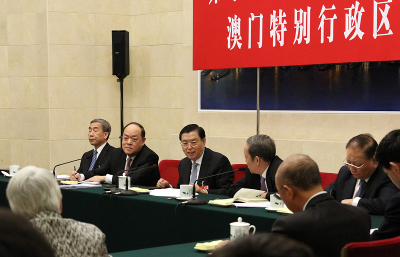 3月6日，中共中央政治局常委、全国人大常委会委员长张德江参加十二届全国人大四次会议澳门代表团的审议。新华社记者 刘卫兵 摄