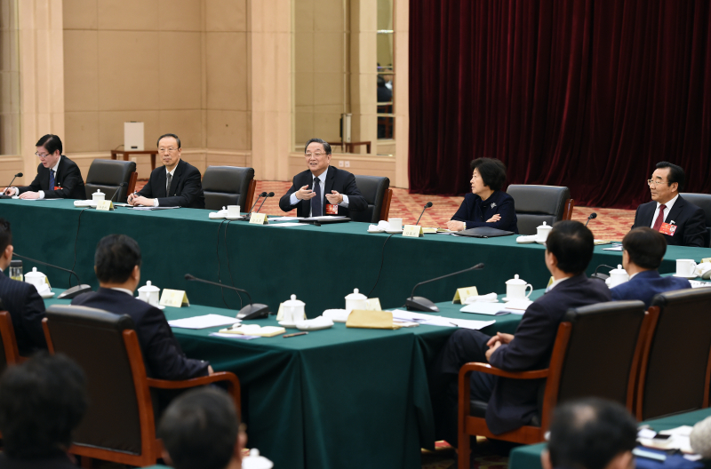 3月6日，中共中央政治局常委、全国政协主席俞正声在全国政协十二届四次会议特邀界委员联组会参加讨论。新华社记者 张领 摄