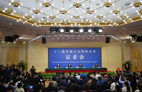 3月7日，十二届全国人大四次会议新闻中心举行记者会，邀请财政部部长楼继伟、部长助理许宏才就“财政工作和财税改革”的相关问题回答中外记者的提问。