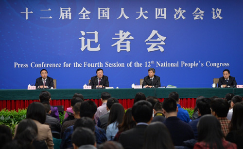 3月7日，十二届全国人大四次会议新闻中心举行记者会，邀请财政部部长楼继伟、部长助理许宏才就“财政工作和财税改革”的相关问题回答中外记者的提问。