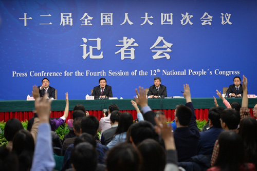 3月7日，十二届全国人大四次会议新闻中心举行记者会，邀请财政部部长楼继伟、部长助理许宏才就“财政工作和财税改革”的相关问题回答中外记者的提问。 
