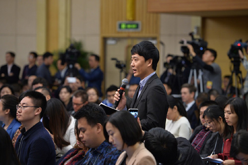3月7日，十二届全国人大四次会议新闻中心举行记者会，邀请财政部部长楼继伟、部长助理许宏才就“财政工作和财税改革”的相关问题回答中外记者的提问。这是新华社记者李汶羲提问。 