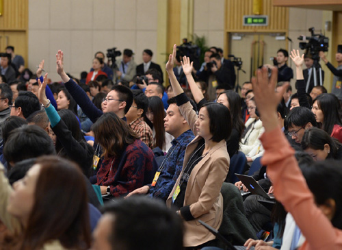 3月7日，十二届全国人大四次会议新闻中心举行记者会，邀请财政部部长楼继伟、部长助理许宏才就“财政工作和财税改革”的相关问题回答中外记者的提问。这是记者举手提问。 