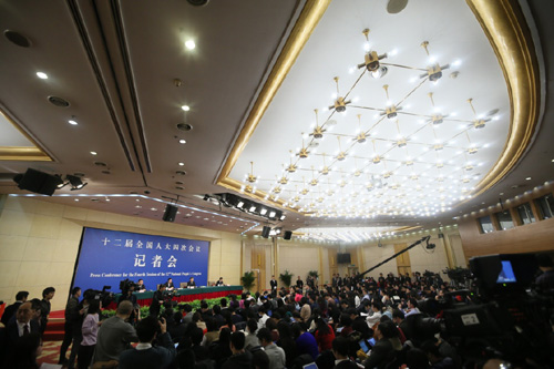 3月7日，十二届全国人大四次会议新闻中心举行记者会，邀请财政部部长楼继伟、部长助理许宏才就“财政工作和财税改革”的相关问题回答中外记者的提问。