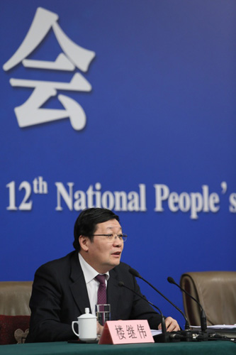 3月7日，十二届全国人大四次会议新闻中心举行记者会，邀请财政部部长楼继伟、部长助理许宏才就“财政工作和财税改革”的相关问题回答中外记者的提问。这是楼继伟在回答记者提问。