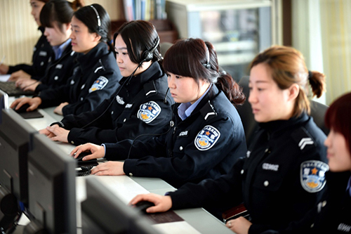3月8日，河北省固安县公安局110指挥中心接警员在接警。当日是“三八”国际劳动妇女节，河北省固安县公安局110指挥中心的女同胞们坚守岗位，用奉献来诠释节日的意义。