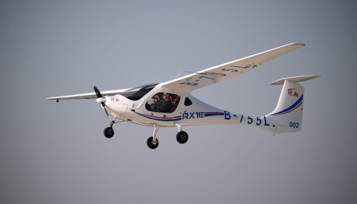一架锐翔RX1E电动双座轻型运动类飞机在沈阳法库财湖机场上空飞行（2015年2月6日摄）。我国首款新能源飞机——锐翔RX1E电动双座轻型运动类飞机，近日成功完成低温试飞试验，同时也进入量产阶段。从项目立项到完成适航验证、获得生产许可证，不到4年时间里，锐翔RX1E克服了一道道技术难关，创造了电动飞机研发领域的多项“第一”，为实现绿色航空提供了宝贵的技术经验。新华社记者 姚剑锋 摄