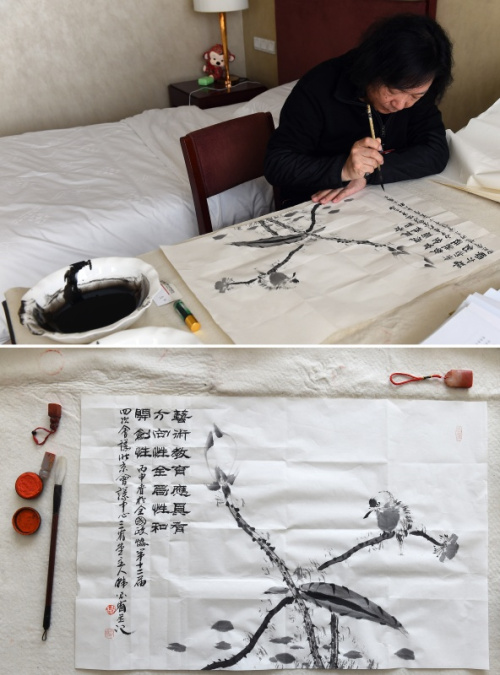全国政协委员韩必省在画作上写下“艺术教育应具有方向性、全局性和开创性”（拼版照片，摄于3月9日）。新华社记者 金良快 摄