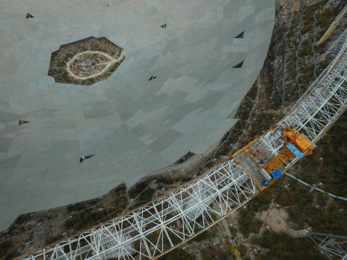 3月9日，工作人员在安装反射面面板。截至3月8日，正在贵州省平塘县建设的世界最大单口径射电望远镜——500米口径球面射电望远镜（FAST），已完成3492块反射面面板安装，完成比例达78.47%。据悉，FAST的反射面总面积约25万平方米，用于汇聚无线电波、供馈源接收机接收，预计将于2016年4月安装完毕。新华社记者 欧东衢 摄